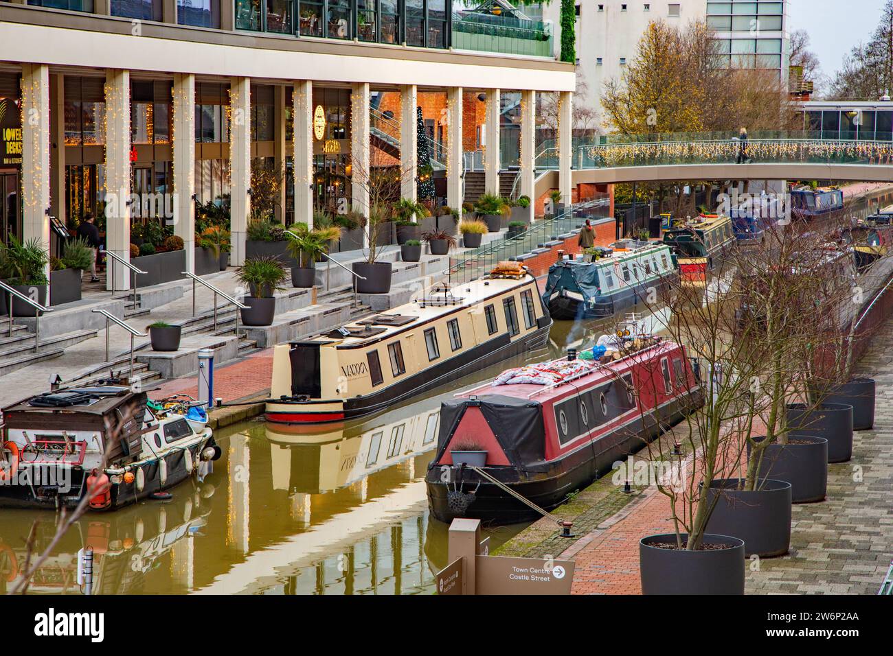 Canal narrowboat sul canale di Oxford mentre passa attraverso Banbury Oxfordshire accanto al complesso di divertimenti Light e al centro commerciale Castle Quay Foto Stock