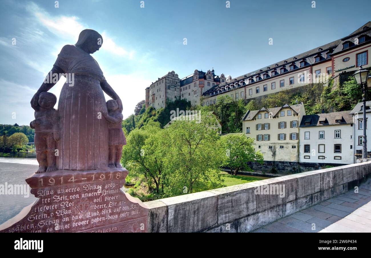 Scultura in pietra, memoriale della prima guerra mondiale, fiume Lahn, castello di Weilburg, Weilburg, Assia, Germania, Europa Foto Stock
