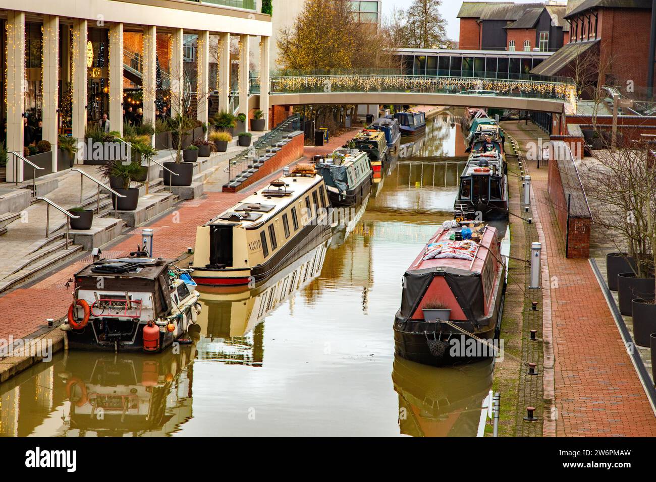 Canal narrowboat sul canale di Oxford mentre passa attraverso Banbury Oxfordshire accanto al complesso di divertimenti Light e al centro commerciale Castle Quay Foto Stock