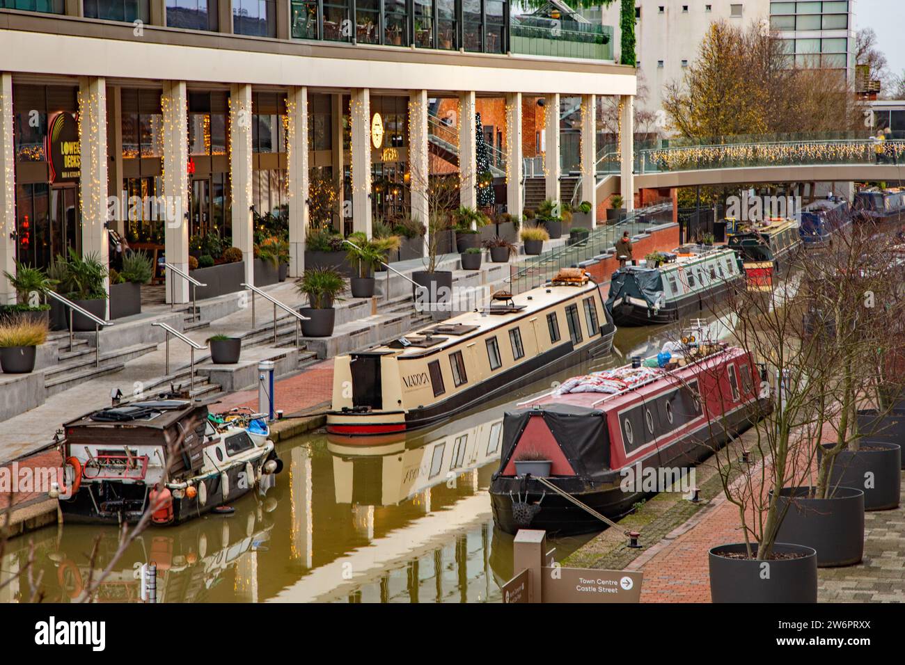 Canal narrowboat sul canale di Oxford mentre passa attraverso Banbury Oxfordshire accanto al complesso di divertimenti Light e al centro commerciale Castle Quay Foto Stock