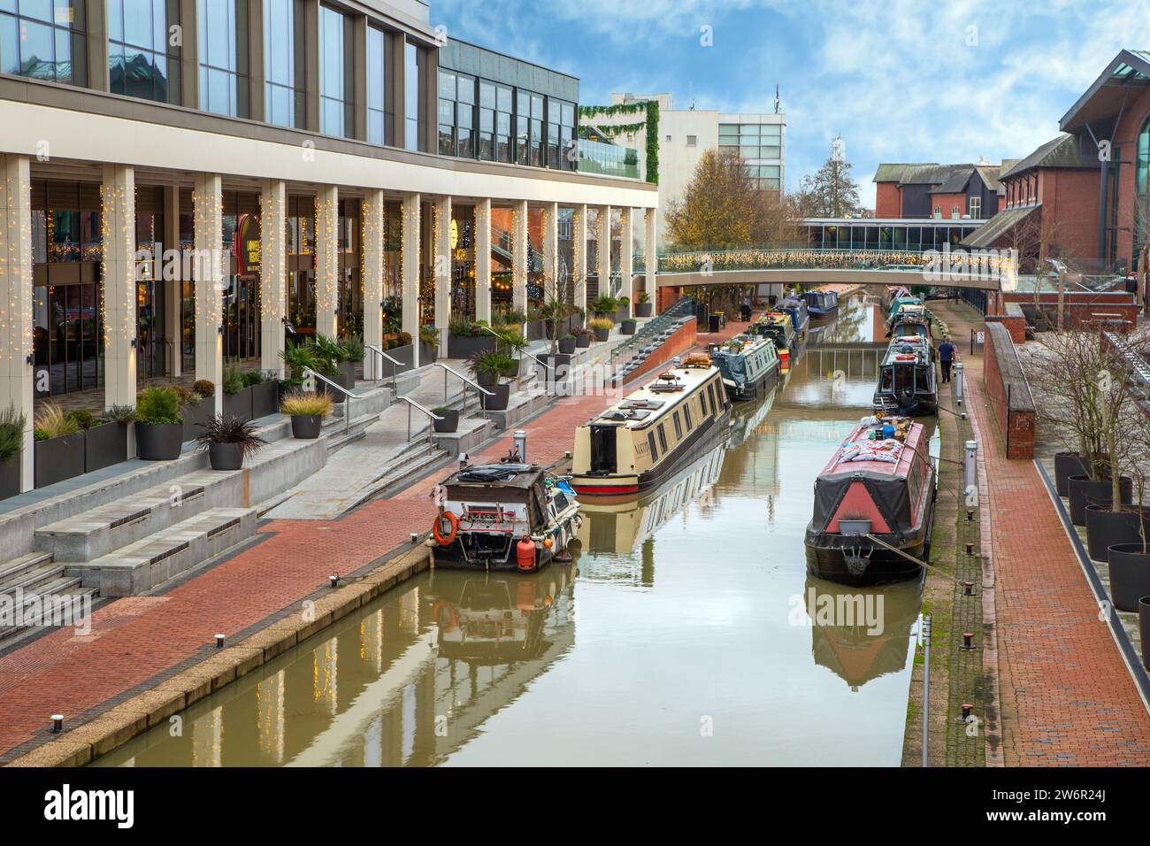 Canal narrowboat sul canale di Oxford mentre passa attraverso Banbury Oxfordshire accanto al complesso di divertimenti Light e al centro commerciale Castle Quay Foto Stock