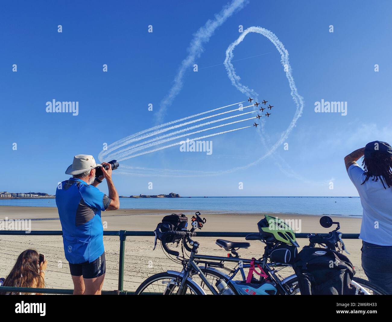 Red Arrows Aerobatic display team, (BAE Systems Hawk T1), Jersey International Airshow, 2023 Foto Stock