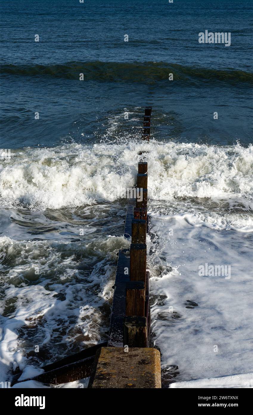 Infrangere le onde lungo l'Esplanade, Aberdeen, Scozia Foto Stock