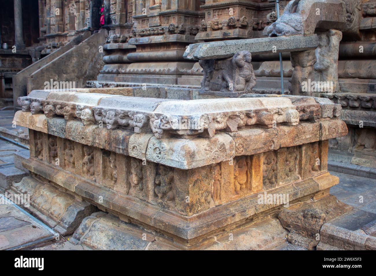 Area di raccolta dell'acqua dalla camera principale che ospita il signore shiva nel tempio Airavatesvara situato nella città di Darasuram a Kumbakonam, India. Foto Stock