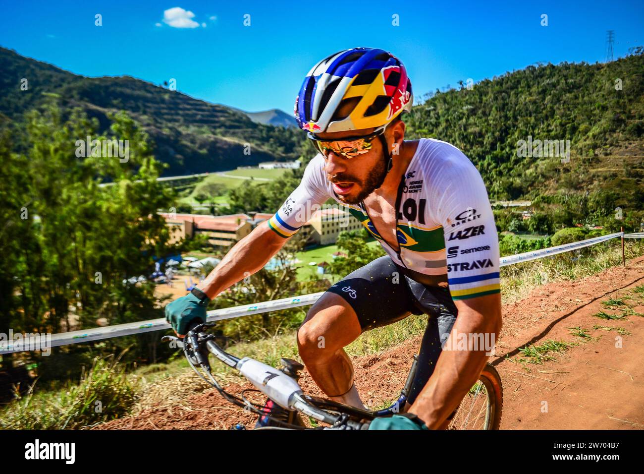 Il ciclista brasiliano Henrique Avancini gareggia professionalmente per l'ultima volta nella sua città natale, il 17 settembre 2023 a Petropolis, in Brasile Foto Stock
