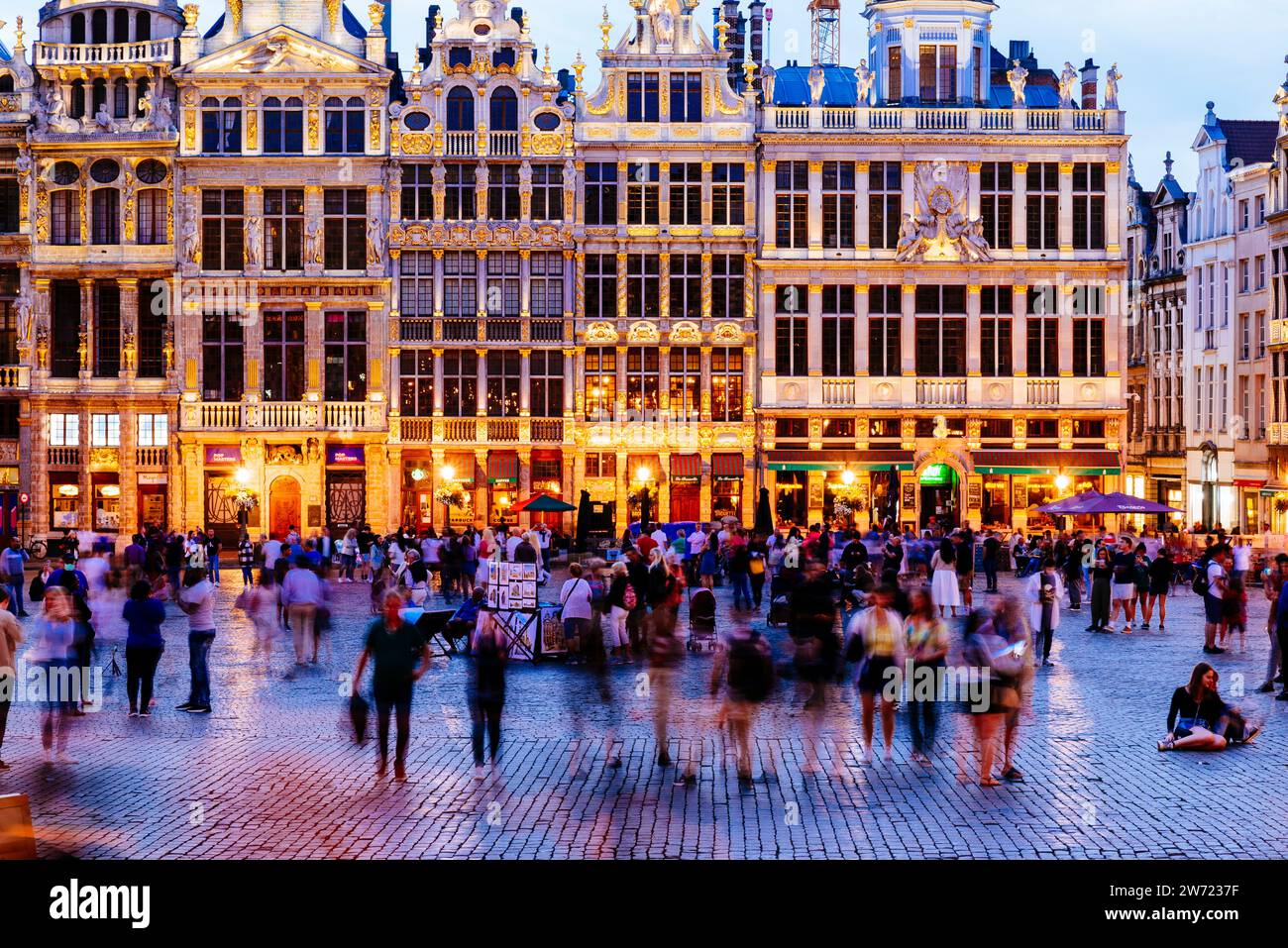 Guildhalls al crepuscolo. La Grand-Place o Grote Markt è la piazza centrale di Bruxelles, capitale di Bruxelles, Belgio, Europa Foto Stock