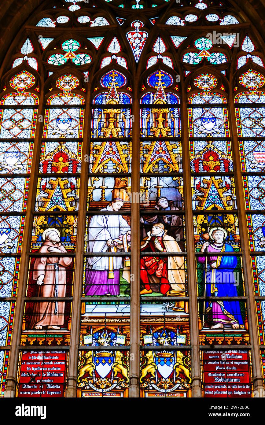 Vetrata colorata. La Cattedrale di St Michael e St. Gudula di solito accorciata alla Cattedrale di St Gudula o St. Gudula. Bruxelles, Bruxelles-C. Foto Stock