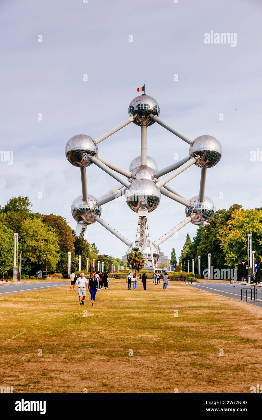 L'Atomium è un edificio modernista a Bruxelles, originariamente costruito come il fulcro della Fiera Mondiale di Bruxelles del 1958, Expo 58. Progettato dall'ENG Foto Stock