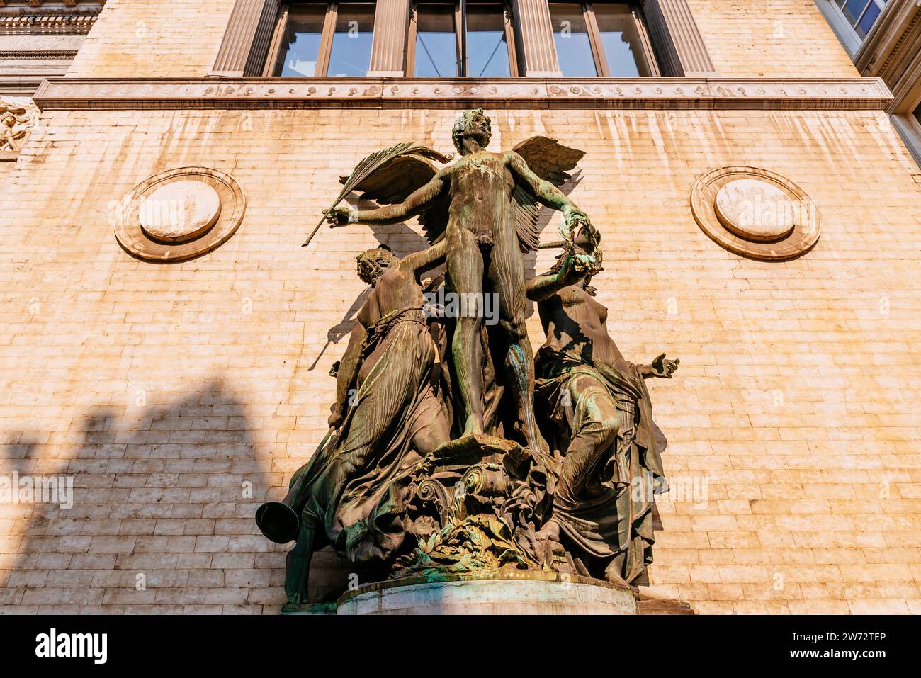 L'Incoronazione dell'Arte di Paul de Vigne, all'ingresso del Museo reale delle Belle Arti Un esempio dell'uso dell'architettura Beaux-Arts della statua a tema Foto Stock