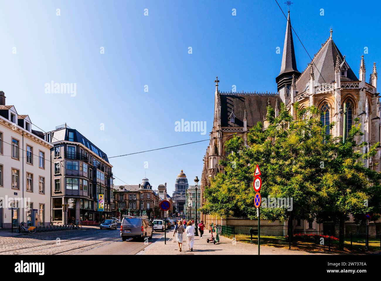 Rue de la Régence e abside della Chiesa di nostra Beata Signora del Sablon è una chiesa cattolica romana situata nel quartiere Sablon-Zavel, nel quartiere storico Foto Stock