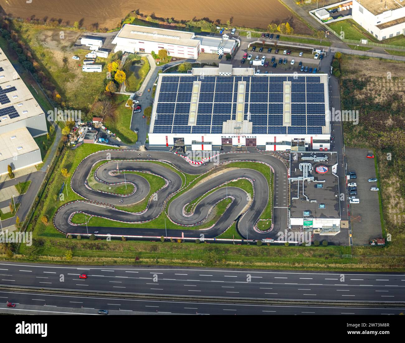 Vista aerea, pista per kart e centro eventi Michael Schumacher, MS Cart Center, pista per go-kart al coperto e all'aperto e go-kart in movimento, sala con sala solare Foto Stock