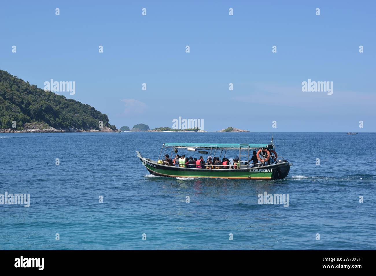 barca turistica in un viaggio di snorkeling circonda l'isola sperando, viaggi e attività turistiche, isola di perhentian, turismo Foto Stock
