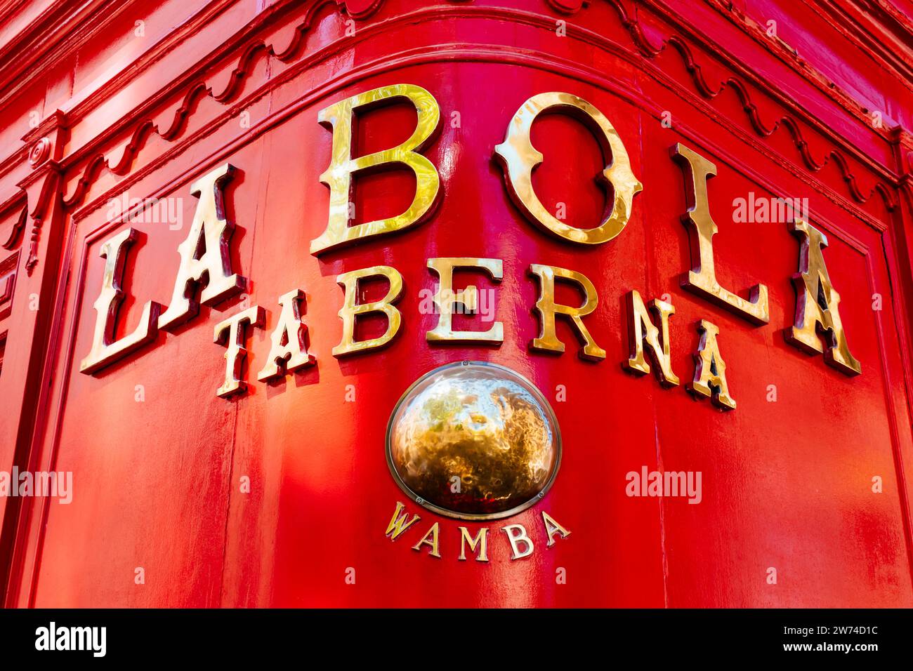 Tradicional Tavern. Bella facciata rossa. Taberna la Bola. Calle de la Bola. Madrid, Comunidad de Madrid, Spagna, Europa. Foto Stock