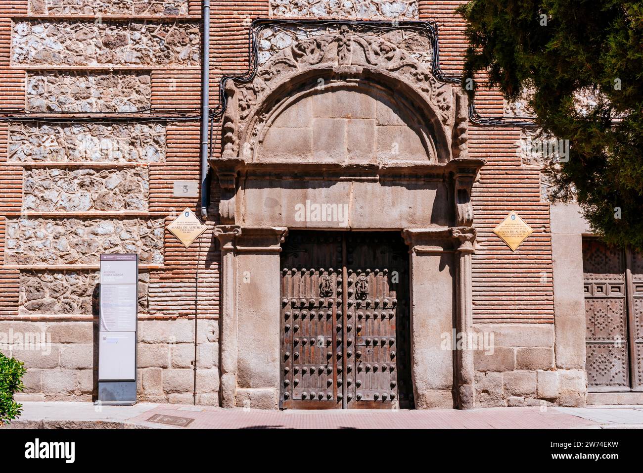 Portale del Convento di Las Descalzas Reales - Monasterio de las Descalzas Reales, è un monastero reale situato a Madrid, ex palazzo. Madrid, Co Foto Stock