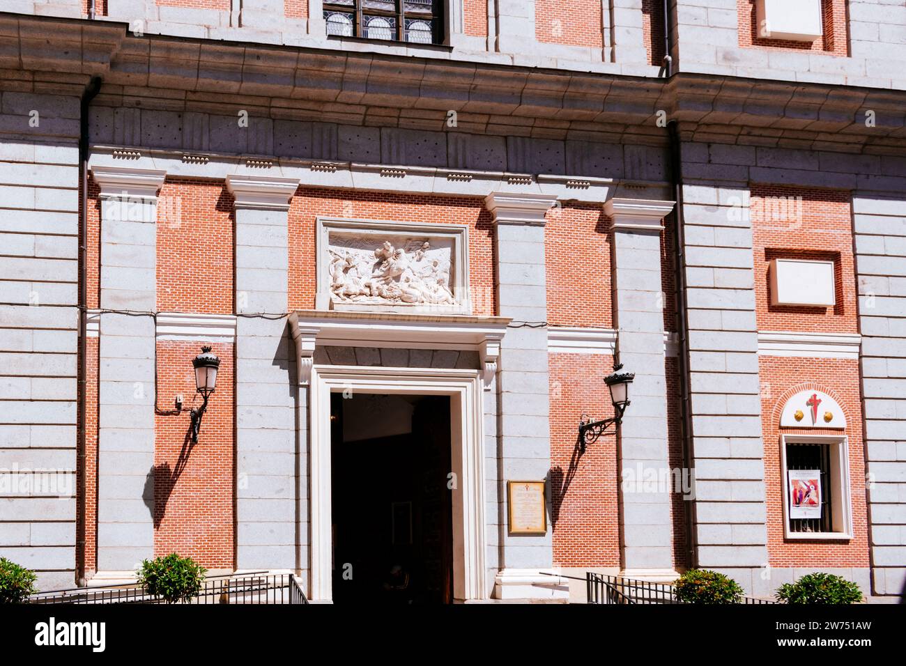 Facciata dettagliata. La chiesa di Santiago, ufficialmente chiamata Chiesa Parrocchiale reale di Santiago e San Juan Bautista. Madrid, Comunidad de Madrid, Spagna Foto Stock