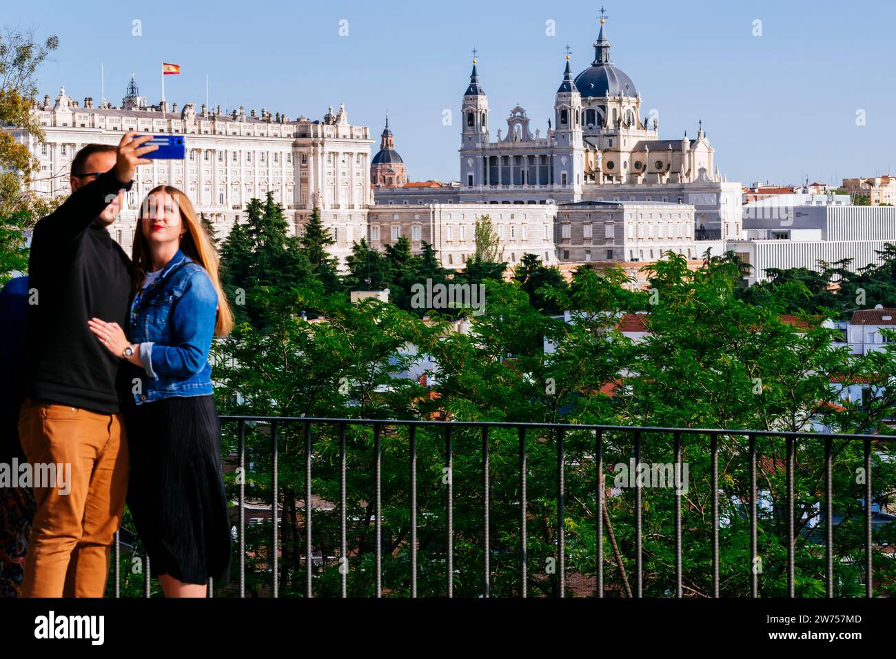 Turisti al punto panoramico del Parque del Oeste, con il Palazzo reale, la Cattedrale dell'Almudena e la Galleria delle collezioni reali sullo sfondo. Madrid, Com Foto Stock