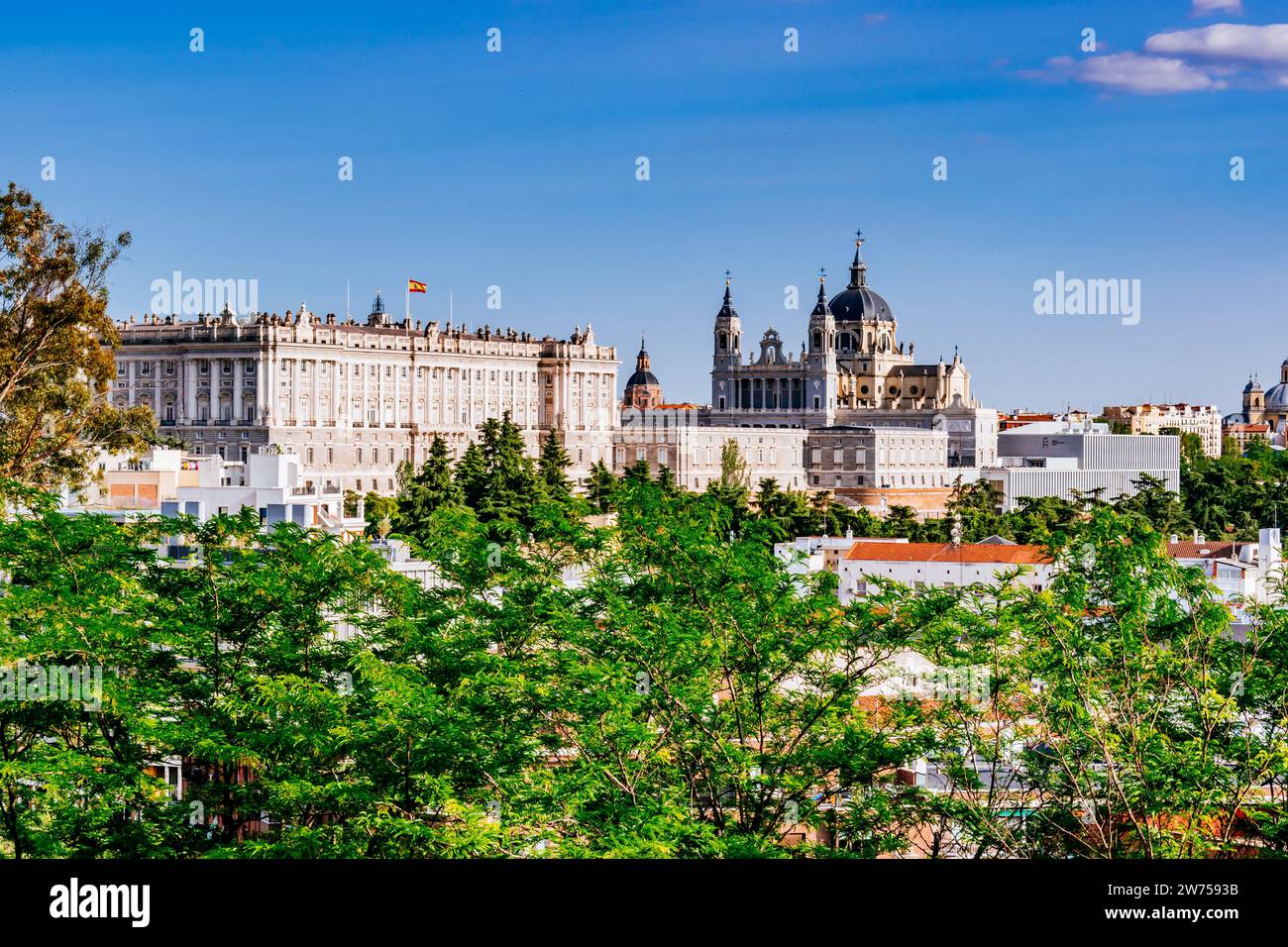 Palazzo reale, Cattedrale dell'Almudena e Galleria delle collezioni reali viste dal Parque del Oeste. Madrid, Comunidad de Madrid, Spagna, Europa Foto Stock