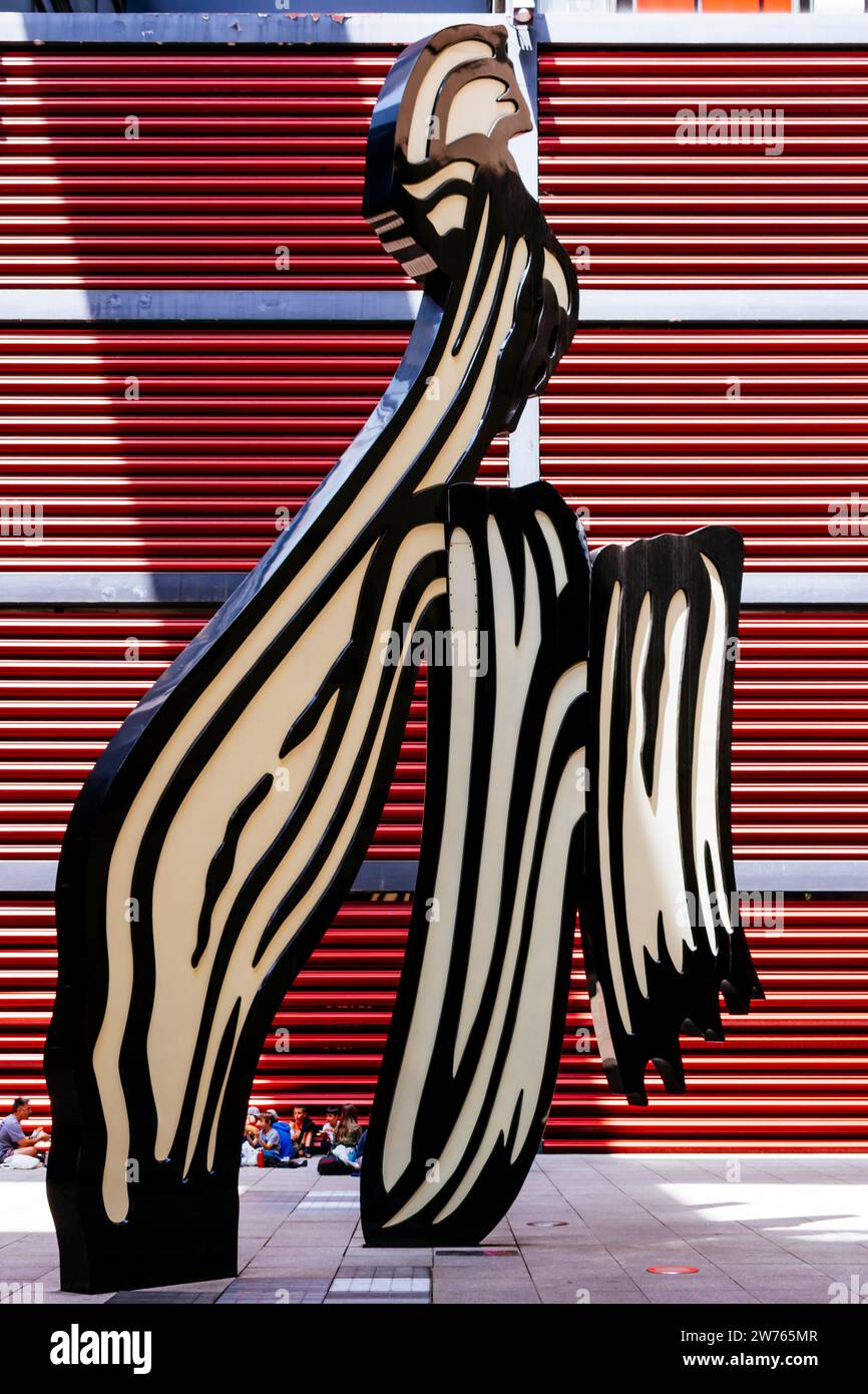 Scultura Lichtenstein Brushtroke nel cortile dell'espansione del museo progettata dall'architetto Jean Nouvel. Museo nazionale d'arte Queen Sofia Foto Stock