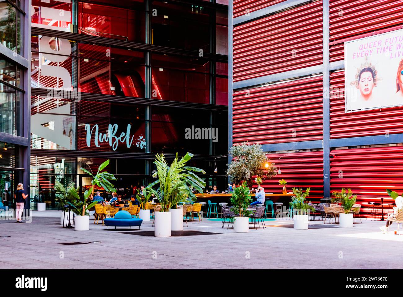 Terrazza nel cortile dell'ampliamento del museo. Il Museo Nacional Centro de Arte Reina Sofía, il Queen Sofia National Museum Art Centre, MNCARS, è SP Foto Stock