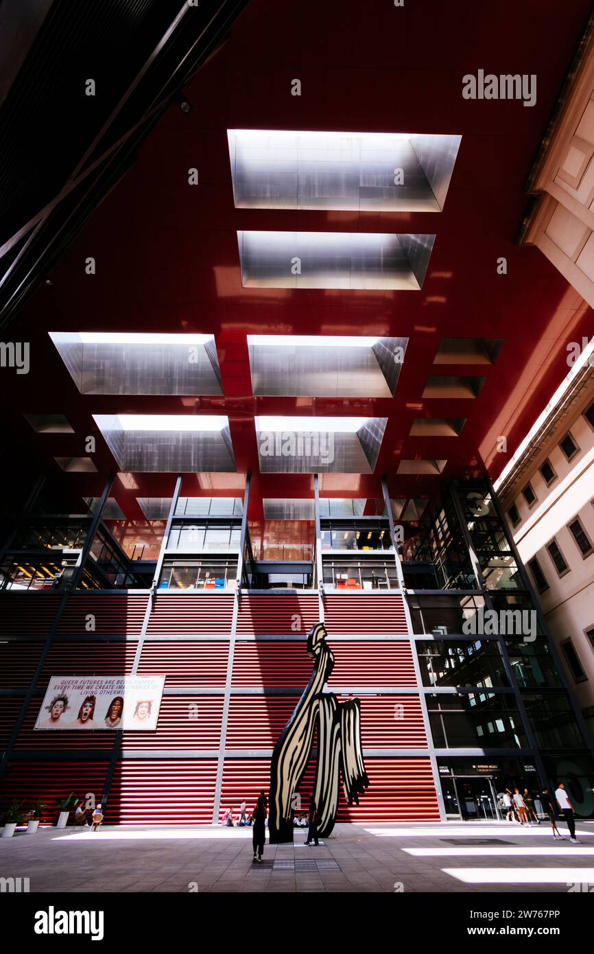 Il Museo Nacional Centro de Arte Reina Sofía, Museo Nazionale d'Arte della Regina Sofia, MNCARS, è il museo nazionale spagnolo di arte del XX secolo. Courtya Foto Stock