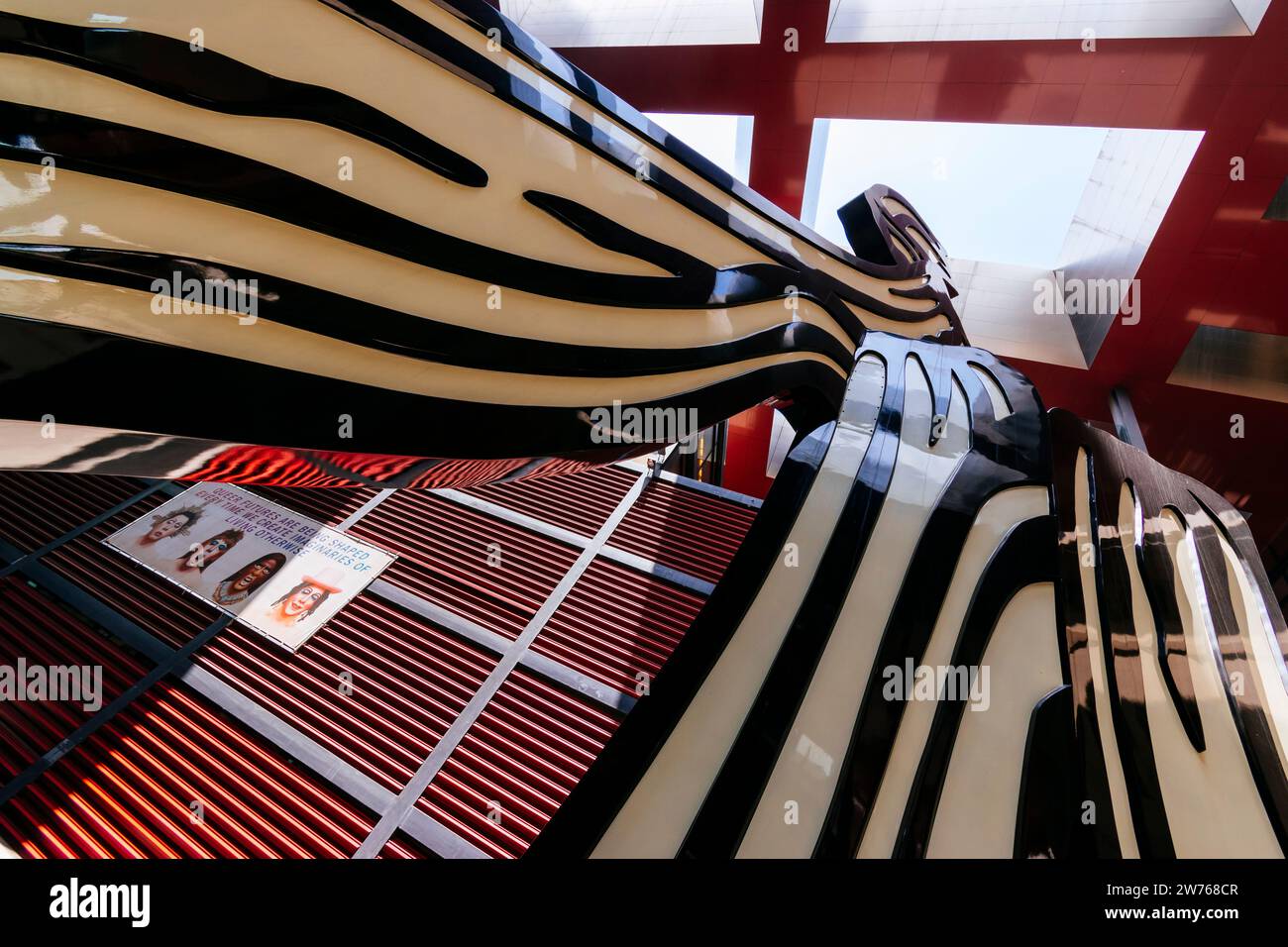 Scultura Lichtenstein Brushtroke nel cortile dell'espansione del museo progettata dall'architetto Jean Nouvel. Museo nazionale d'arte Queen Sofia Foto Stock