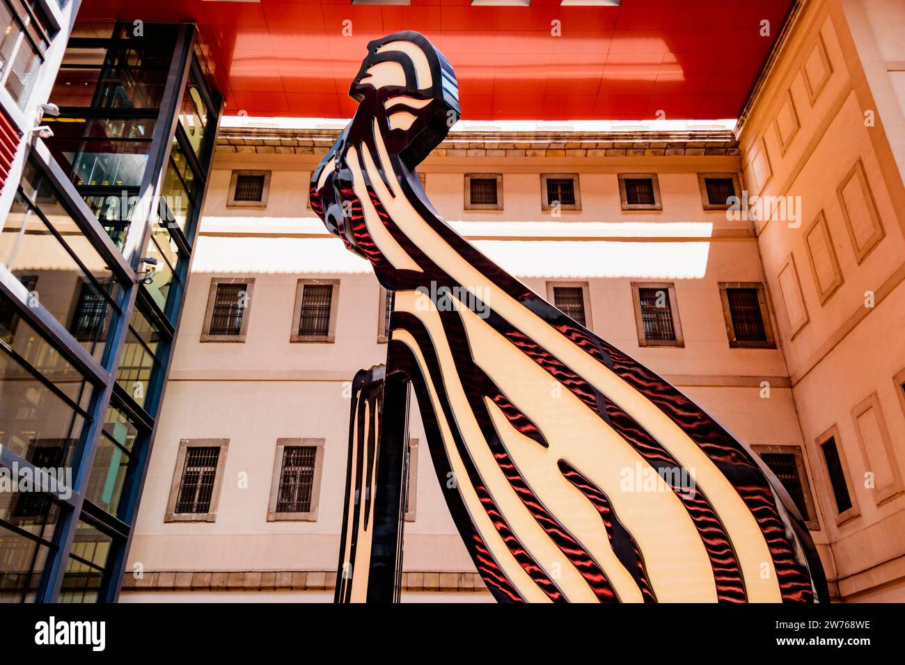 Scultura Lichtenstein Brushtroke nel cortile dell'espansione del museo progettata dall'architetto Jean Nouvel. Museo nazionale d'arte Queen Sofia Foto Stock