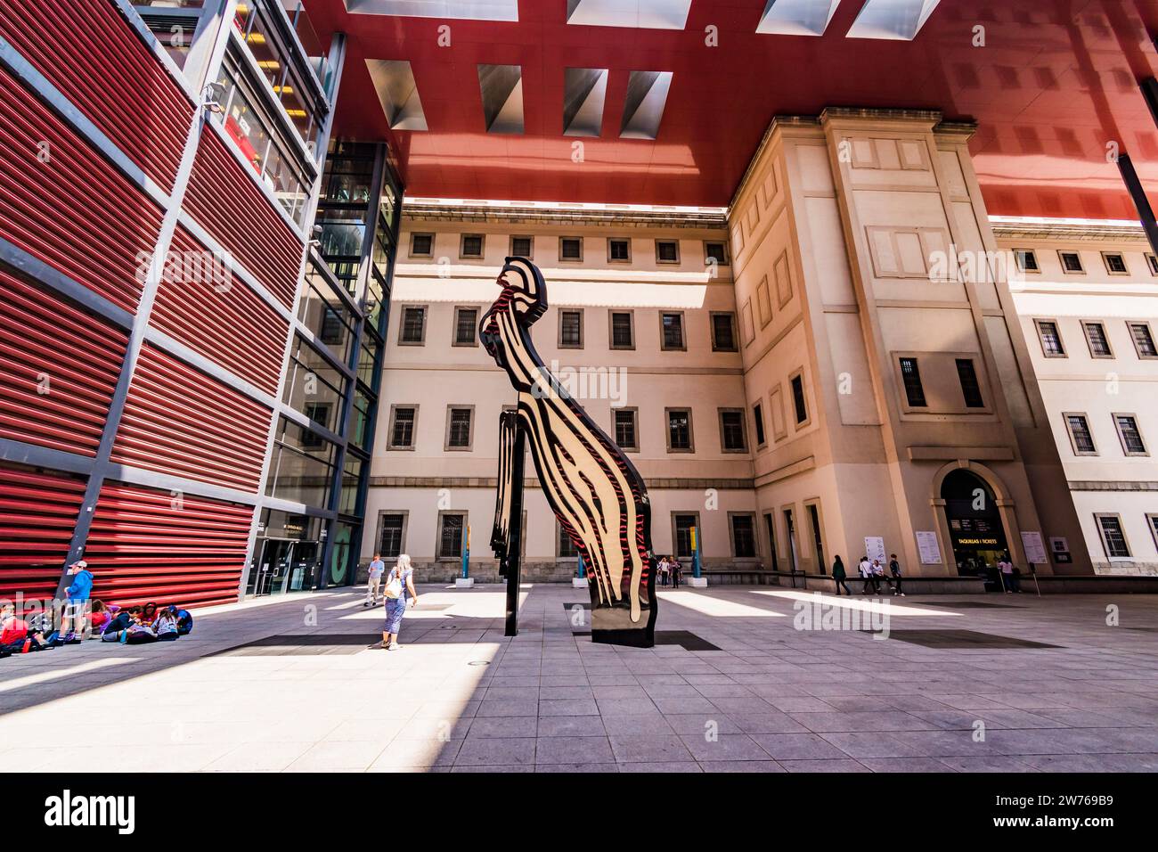 Scultura Lichtenstein Brushtroke nel cortile dell'espansione del museo progettata dall'architetto Jean Nouvel. Museo nazionale d'arte Queen Sofia Foto Stock