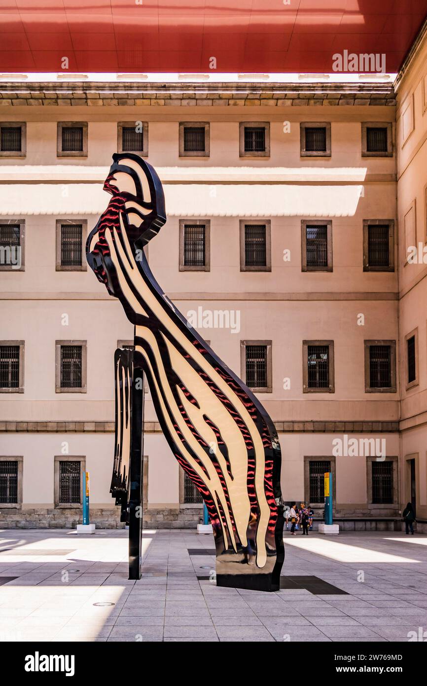 Scultura Lichtenstein Brushtroke nel cortile dell'espansione del museo progettata dall'architetto Jean Nouvel. Museo nazionale d'arte Queen Sofia Foto Stock