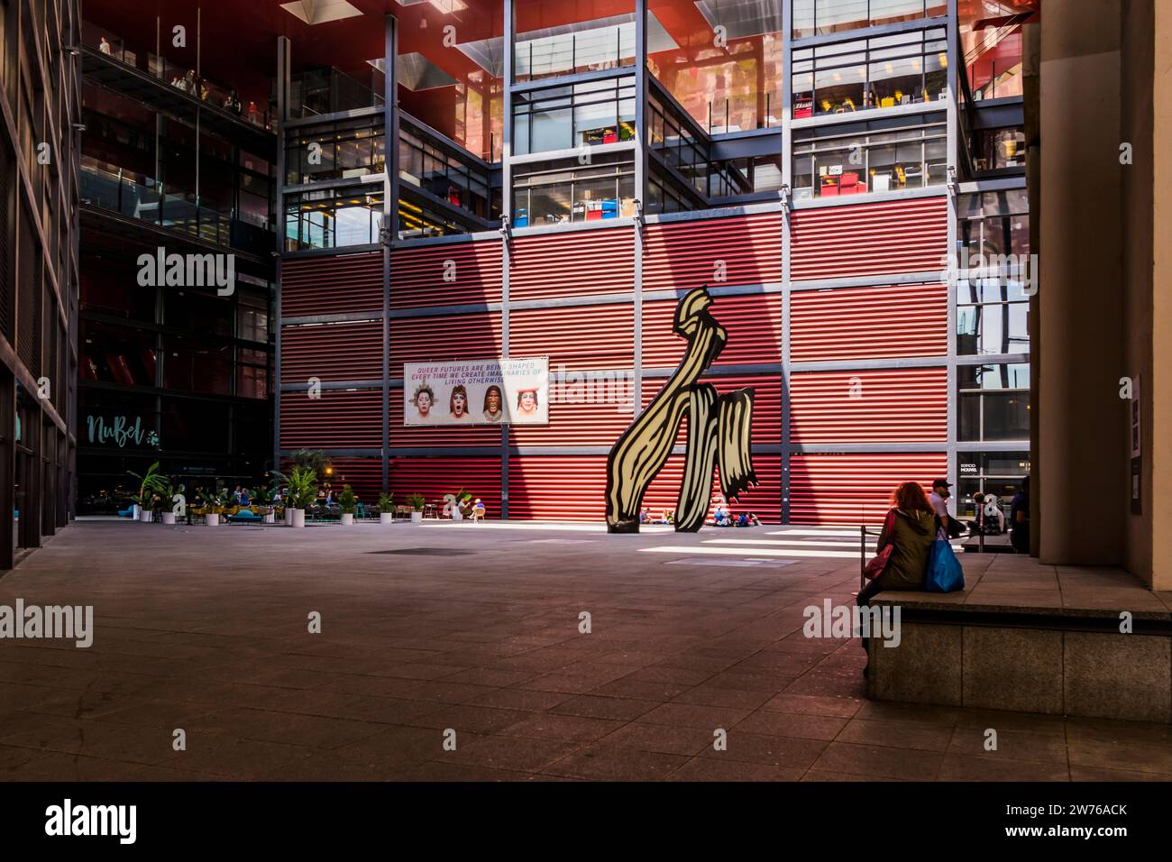 Il Museo Nacional Centro de Arte Reina Sofía, Museo Nazionale d'Arte della Regina Sofia, MNCARS, è il museo nazionale spagnolo di arte del XX secolo. Courtya Foto Stock