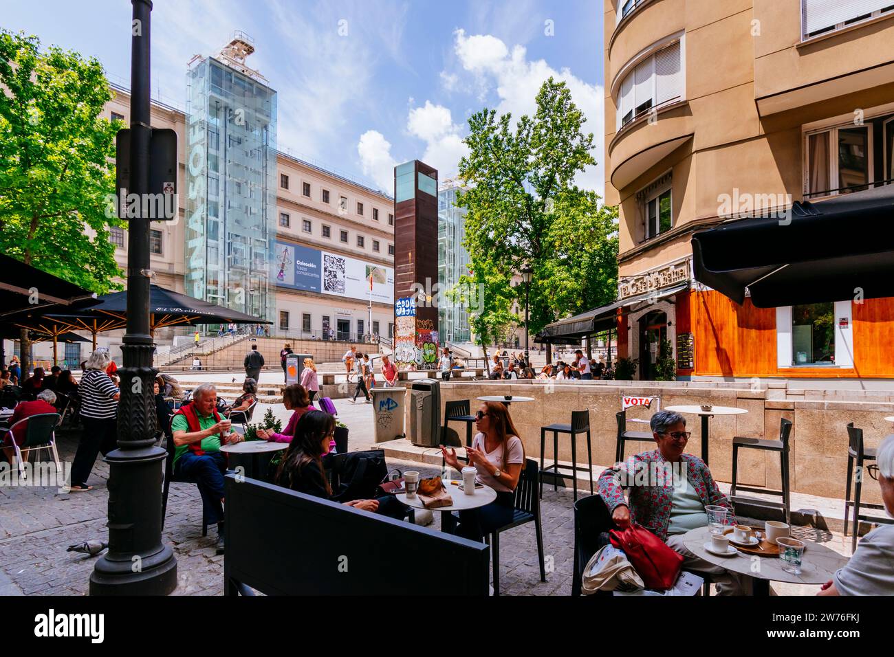 Piazza Juan Goytisolo e il Museo Nacional Centro de Arte Reina Sofía, il Queen Sofia National Museum Art Centre, MNCARS, è il museo nazionale della Spagna Foto Stock