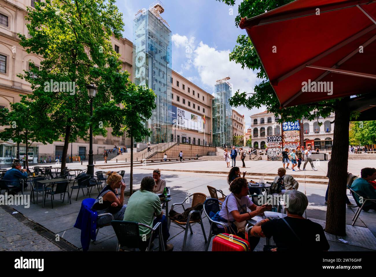 Piazza Juan Goytisolo e il Museo Nacional Centro de Arte Reina Sofía, il Queen Sofia National Museum Art Centre, MNCARS, è il museo nazionale della Spagna Foto Stock