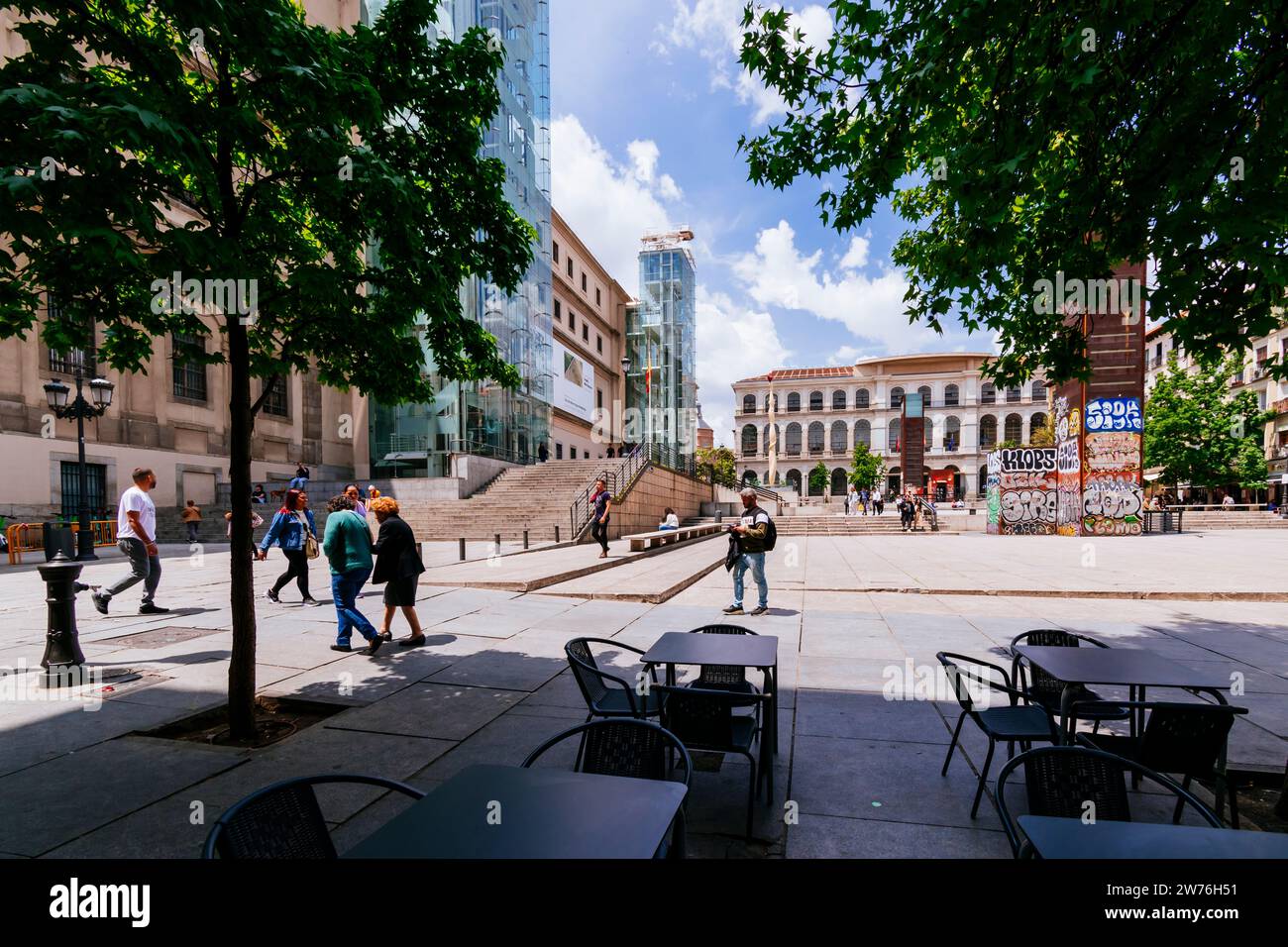 Piazza Juan Goytisolo e il Museo Nacional Centro de Arte Reina Sofía, il Queen Sofia National Museum Art Centre, MNCARS, è il museo nazionale della Spagna Foto Stock