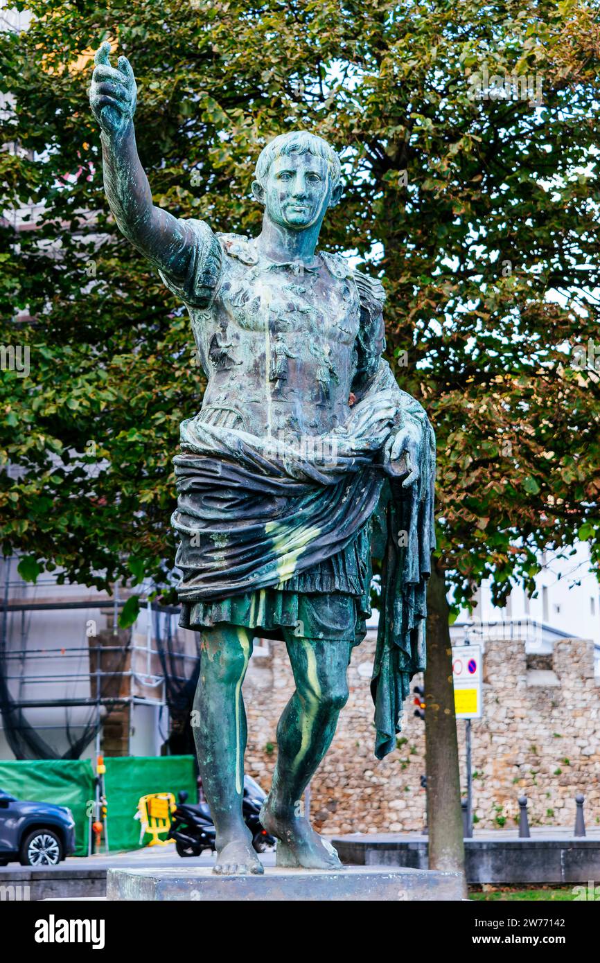 La copia in bronzo della statua "Augusto di prima porta" vicino la Playa de San Lorenzo a Gijón, Principato delle Asturie, Spagna, Europa Foto Stock