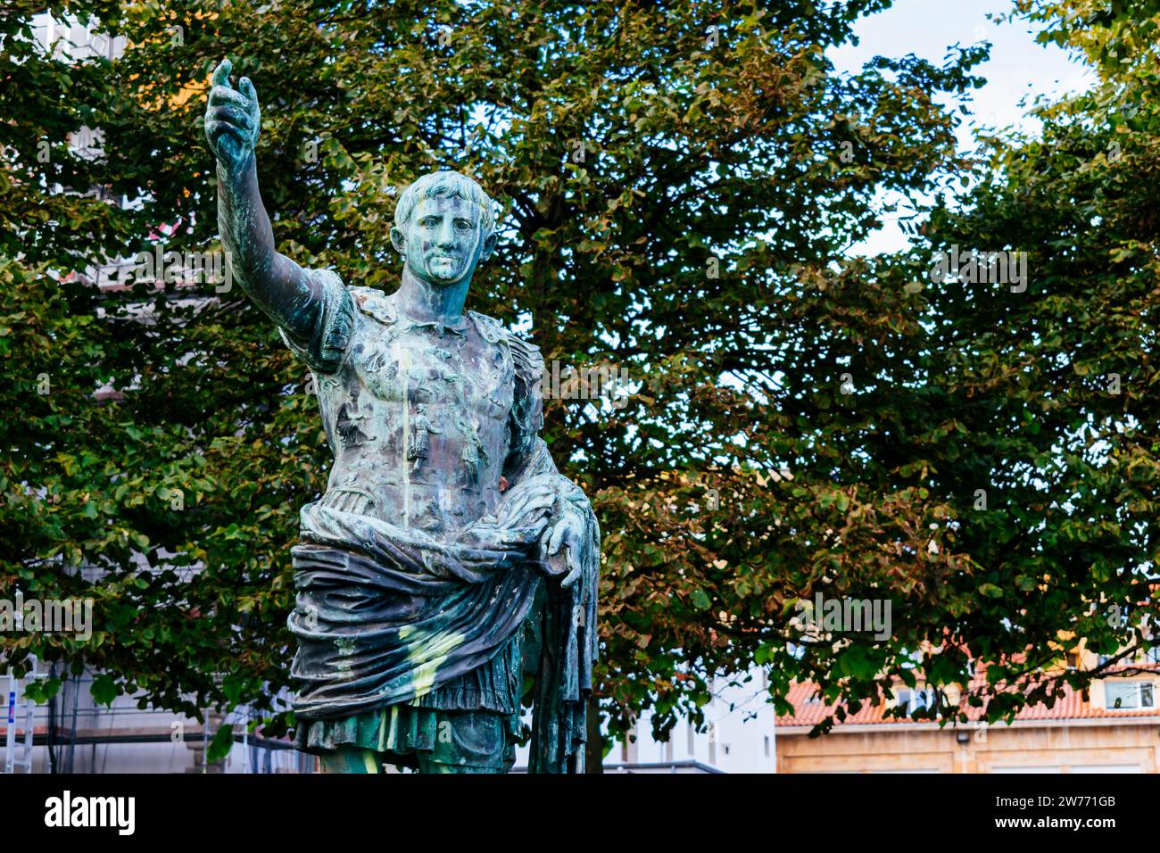 La copia in bronzo della statua "Augusto di prima porta" vicino la Playa de San Lorenzo a Gijón, Principato delle Asturie, Spagna, Europa Foto Stock