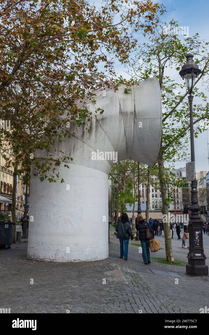 Parigi, Francia, 2023. Uno degli enormi pozzi di ventilazione del Centre National d'art et de culture Georges Pompidou situato nella piazza (verticale) Foto Stock