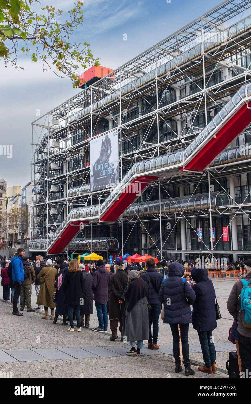 Parigi, Francia, 2023. I visitatori che fanno la fila per vedere la mostra Corps à Corps Histoire de la Photographie al Centre Pompidou (verticale) Foto Stock