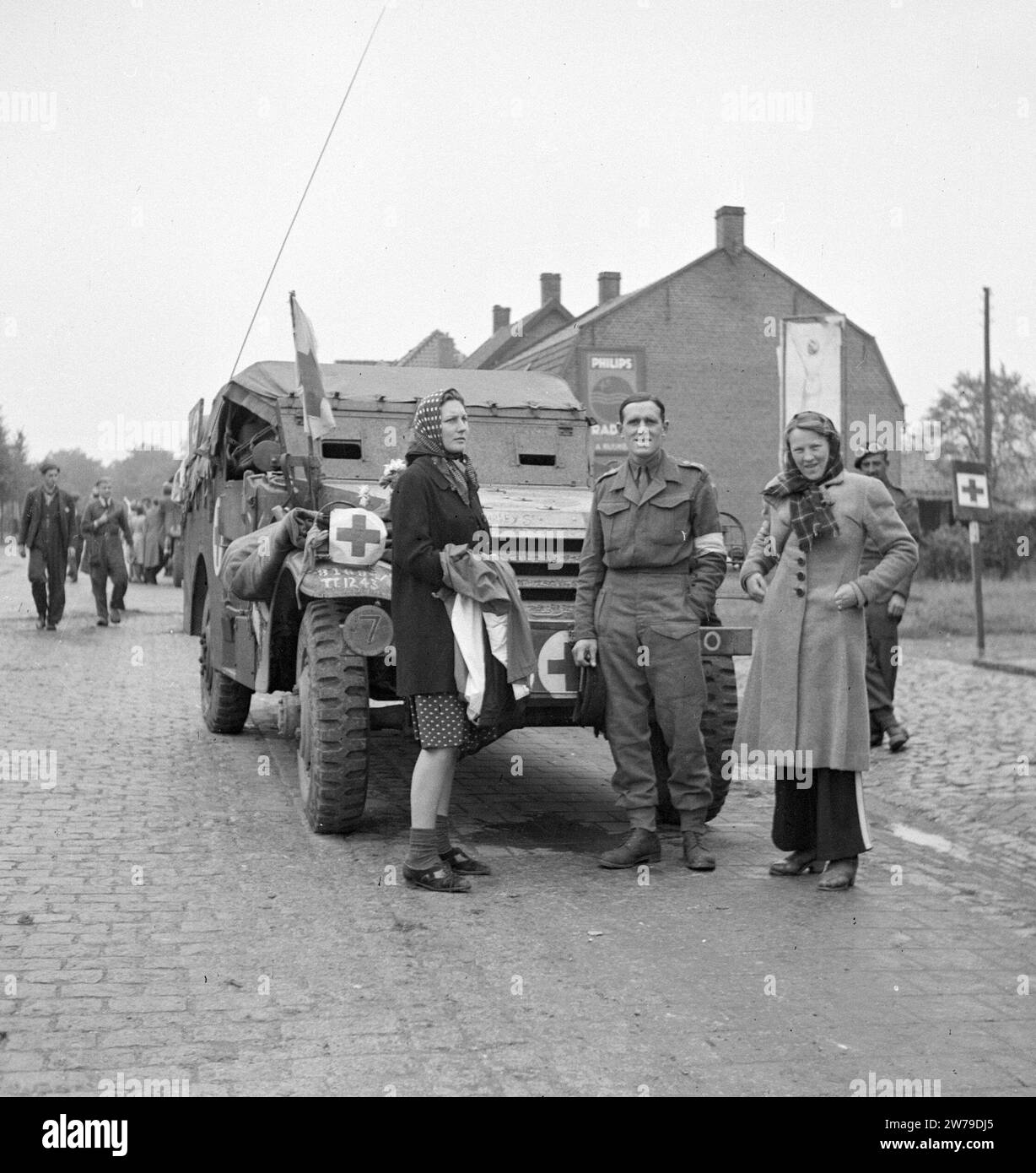 Donne in posa con un soldato per la liberazione di Aalst, presumibilmente con un badante ferito delle guardie irlandesi ca. 1944 Foto Stock