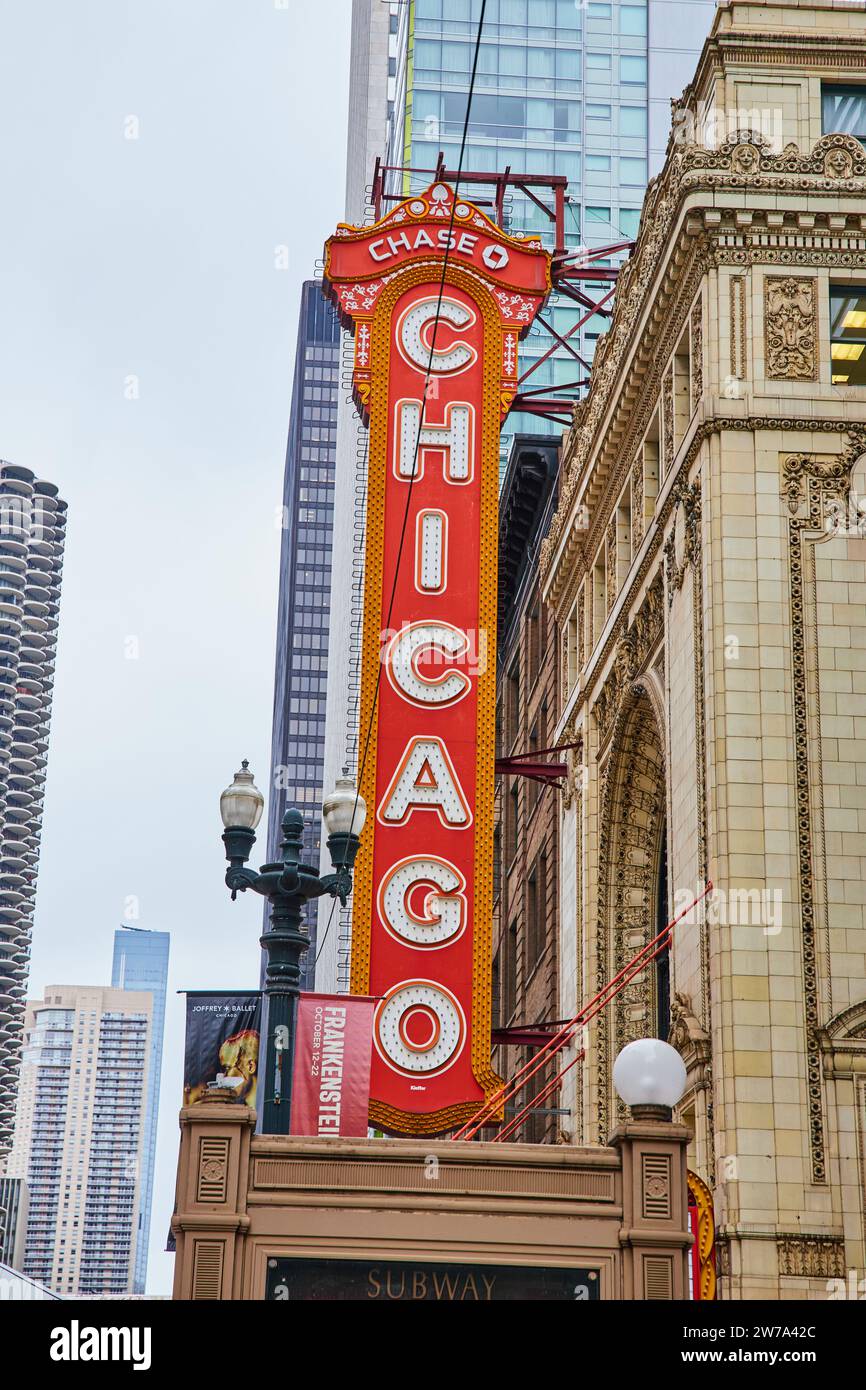 Grande insegna arancione di Chicago con scritta bianca sul vecchio edificio storico della città Foto Stock