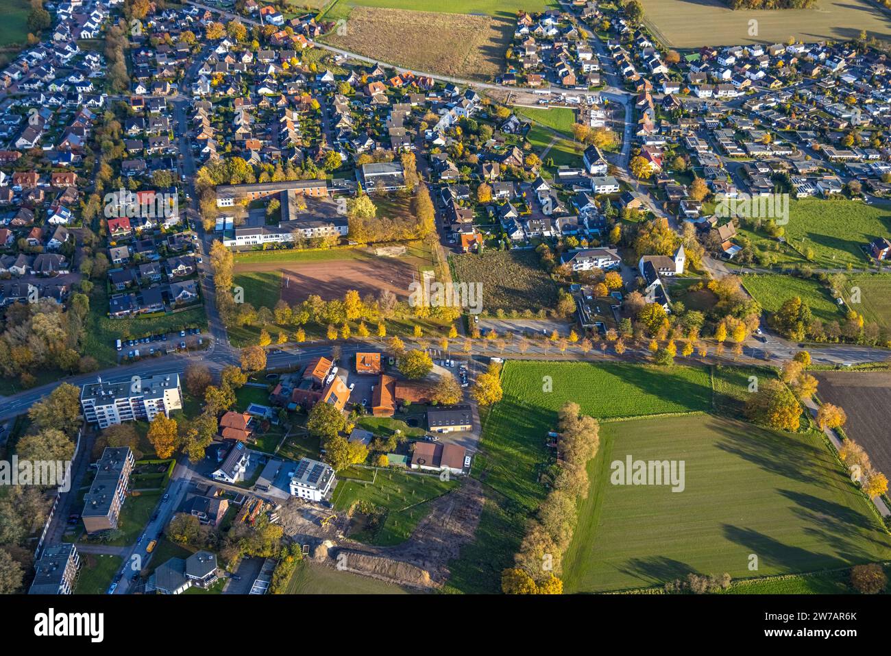 Vista aerea, quartiere residenziale Braam-Ostwennemar con prati e campi, scuola secondaria Erlenbachschule e campo da calcio, circondato da aut Foto Stock