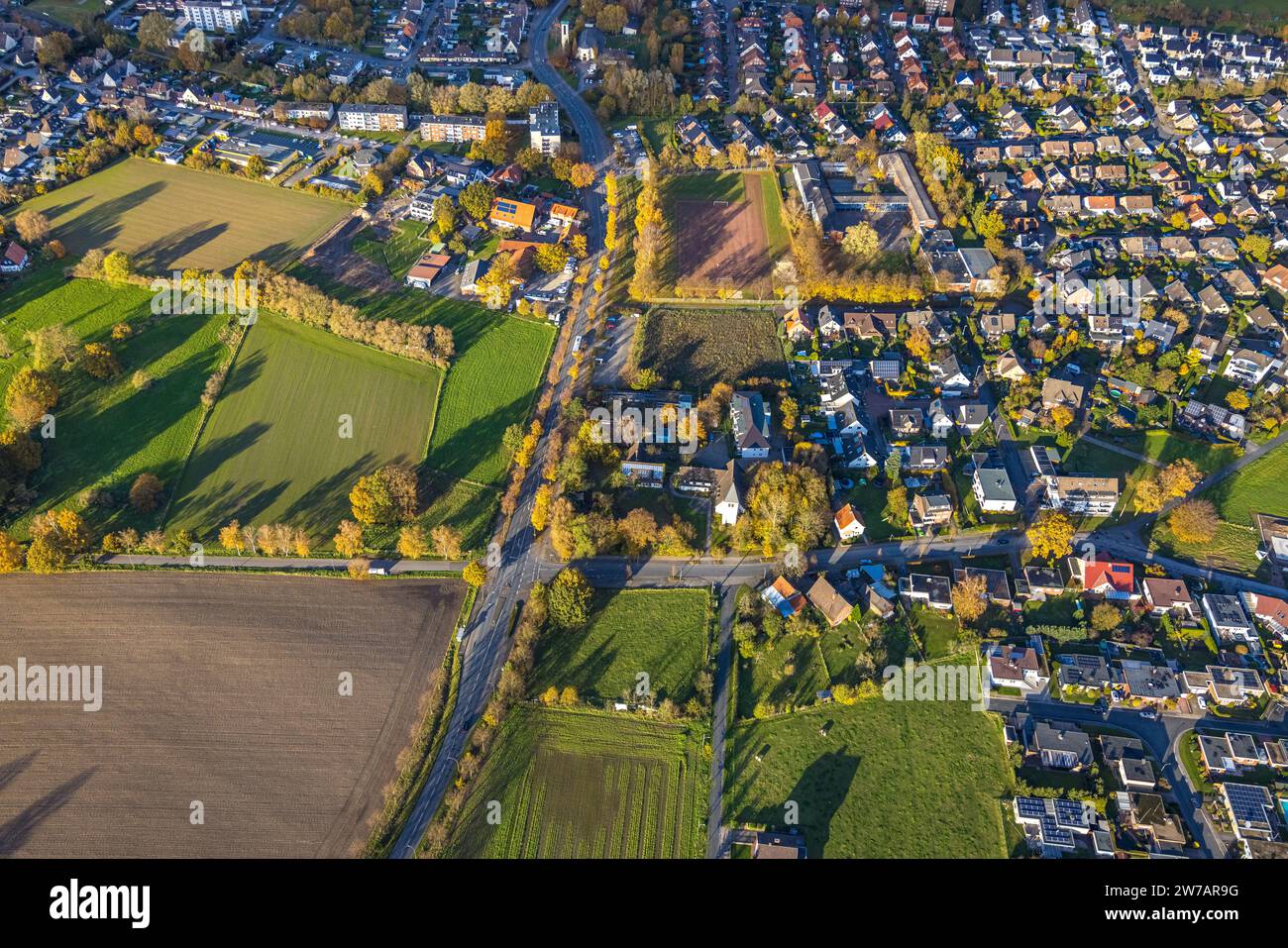 Vista aerea, quartiere residenziale Braam-Ostwennemar con prati e campi, scuola secondaria Erlenbachschule e campo da calcio, circondato da aut Foto Stock