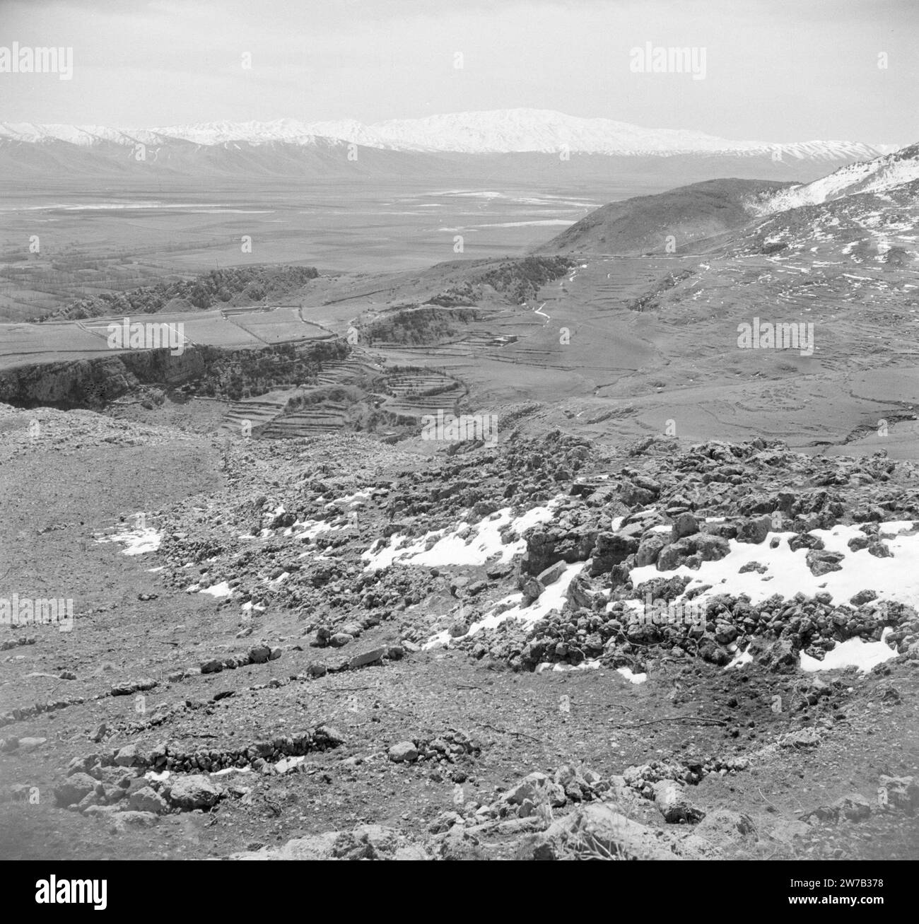 Vista sulle montagne e sulla valle Bekaa del Libano. Mount Hermon all'orizzonte, ca. 1950-1955 Foto Stock