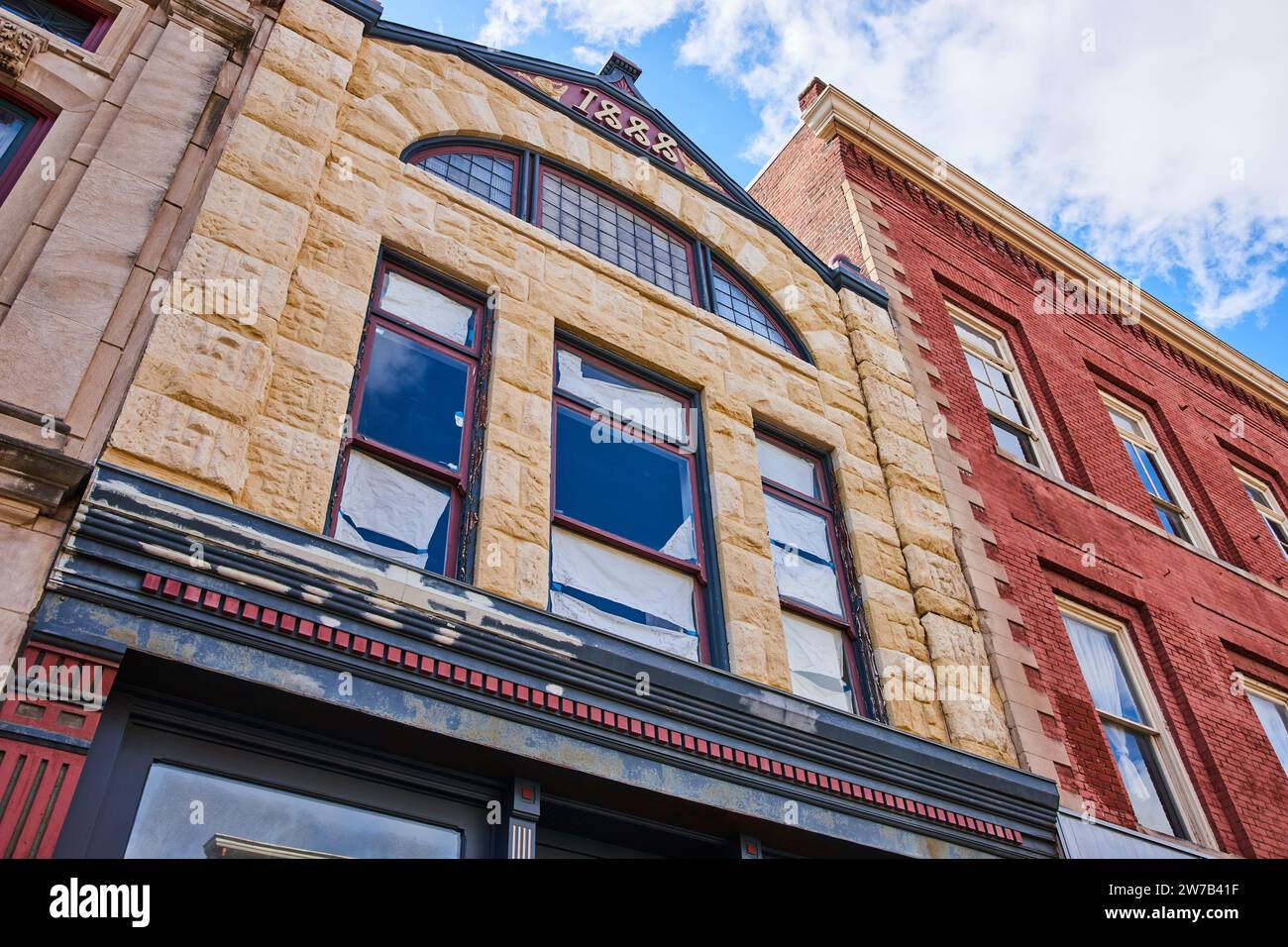 Architettura urbana a contrasto storica e moderna, vista verso l'alto - Muncie, Indiana Foto Stock