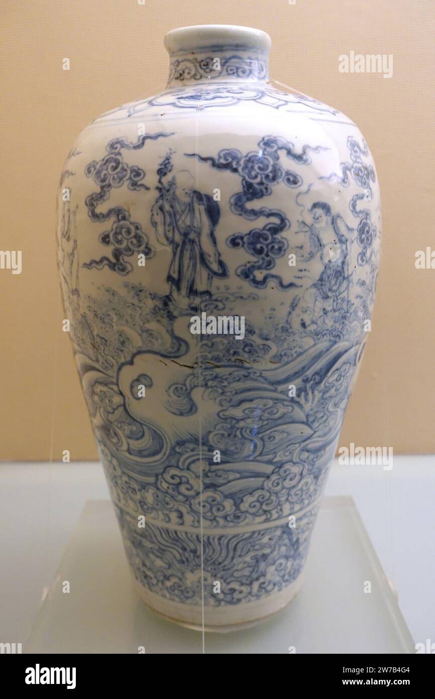Contenitore di vino raffigurante otto immortali che attraversano il mare, la Cina, la dinastia Ming, il periodo Chenghua fino al periodo Hongzhi, 1465-1505 d.C., glassa blu e bianca Foto Stock