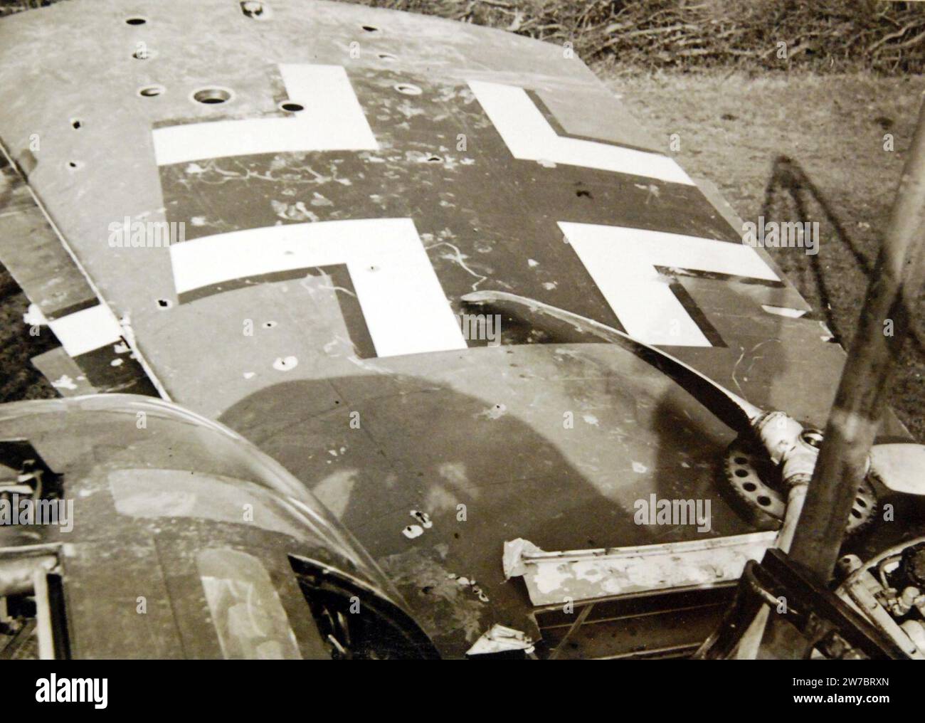 Ala di un aereo tedesco schiantato abbattuto da aviatori francesi, WWII (33106622913). Foto Stock