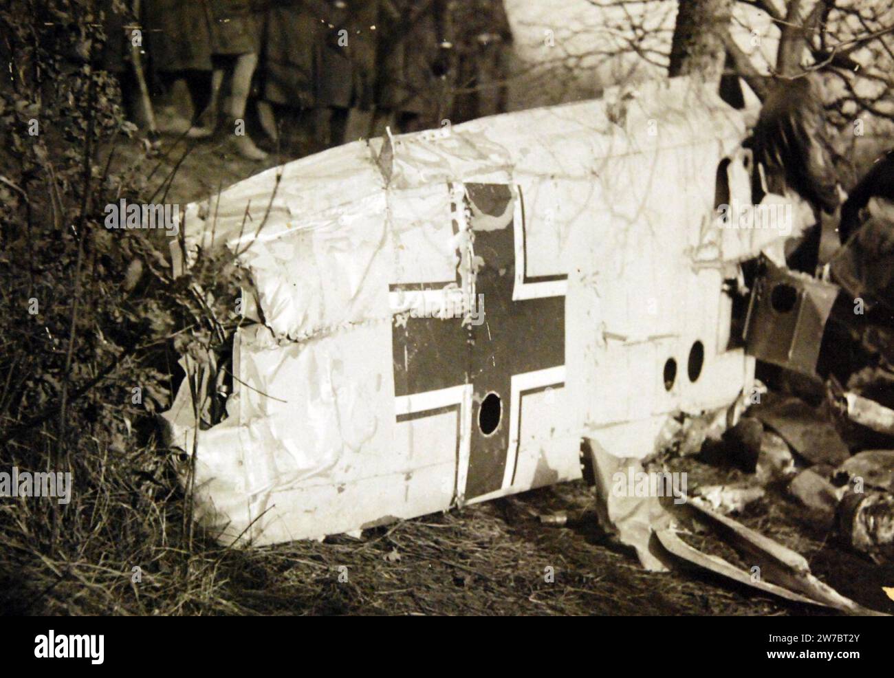 Ala di un aereo tedesco schiantato abbattuto da aviatori francesi, WWII (33789765261). Foto Stock