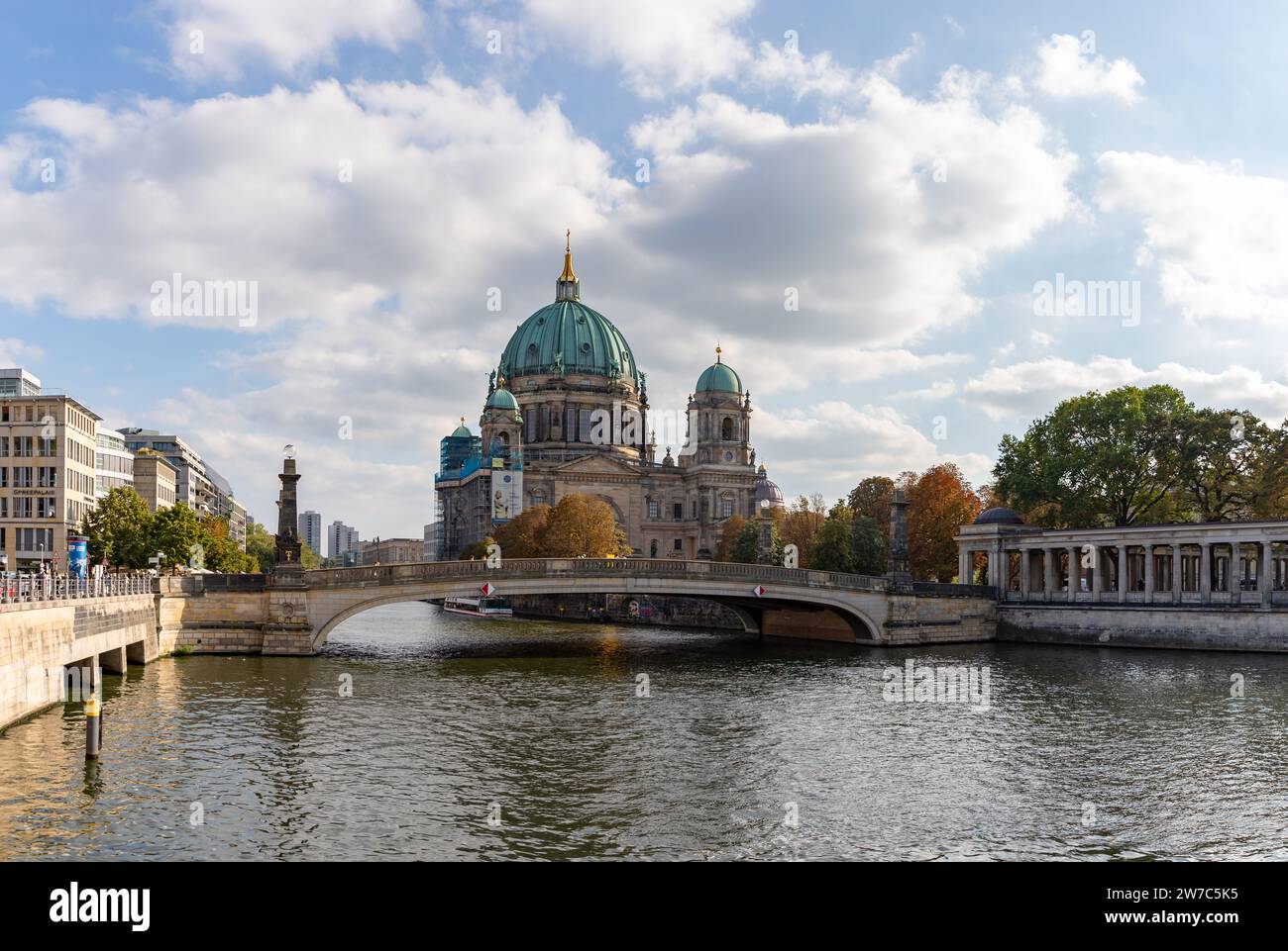 Una foto della cattedrale di Berlino e del ponte Friedrichs. Foto Stock