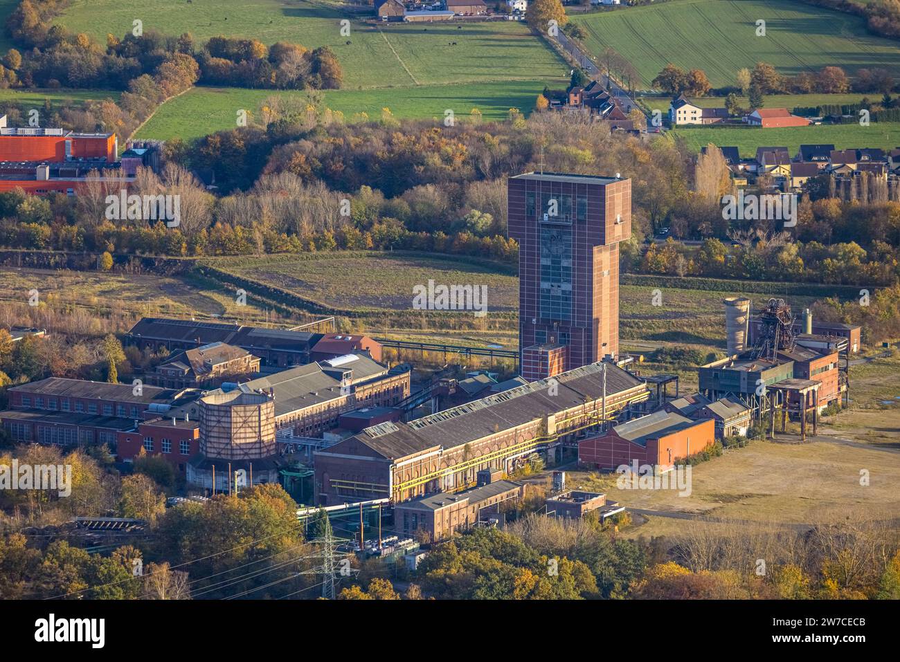 Vista aerea, torre martello presso l'ex miniera di Ost Heinrich Robert, circondata da alberi decidui autunnali, distretto di Herringen, Hamm, zona della Ruhr, Foto Stock