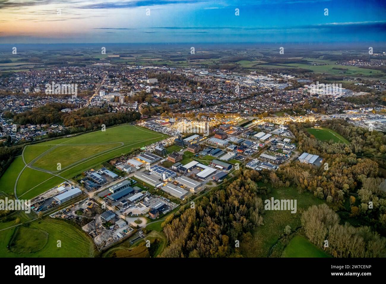 Vista aerea, concessionaria VW Potthoff con parcheggi auto alla luce dorata della sera, sito della miniera di Radbod 1 e 2, campo da calcio Hüserstraße Foto Stock