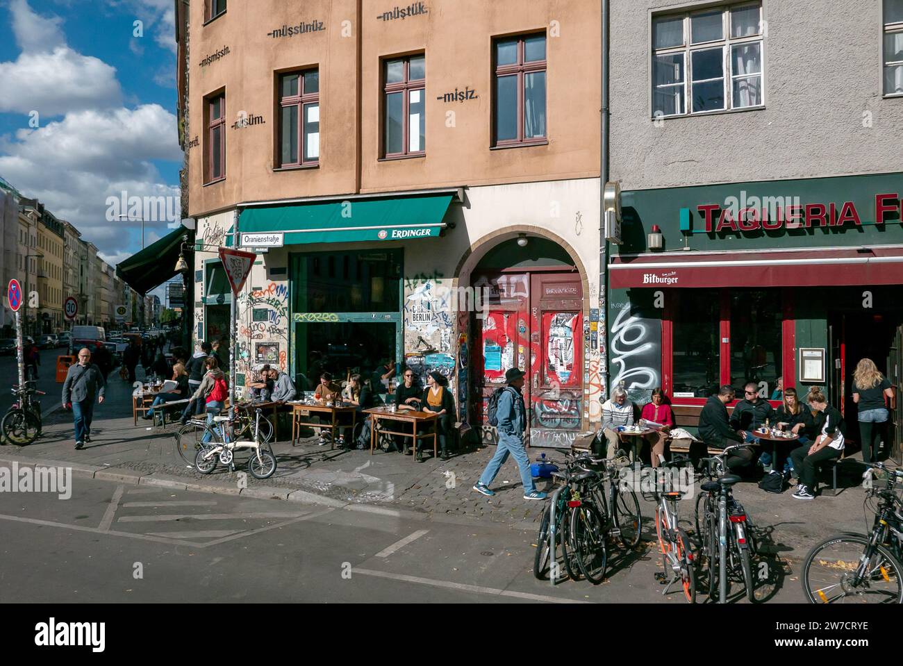 29.09.2018, Germania, Berlino, Berlino - Street Cafè in Rio-Reiser-Platz (Oranienstrasse) nel quartiere Kreuzberg. 00A180929D043CAROEX.JPG [MODELLO Foto Stock