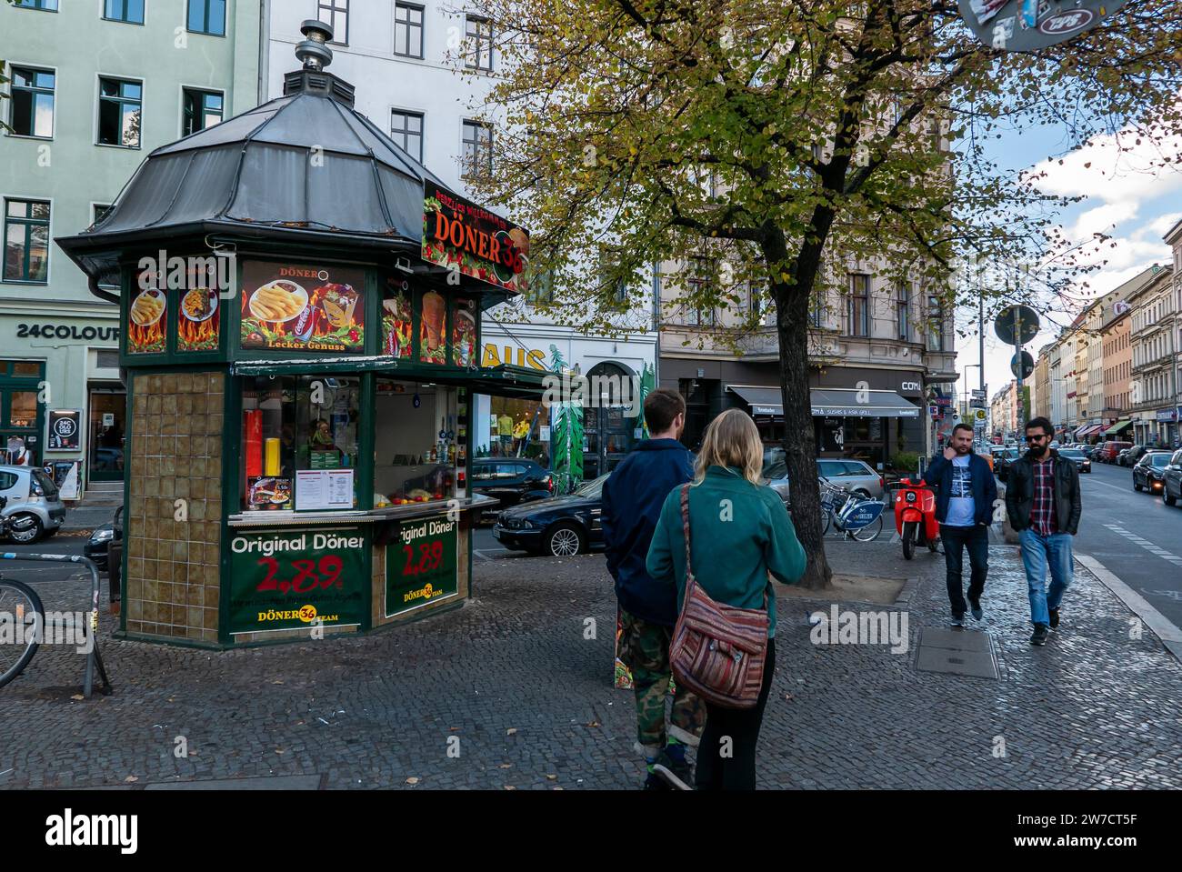 29.09.2018, Germania, Berlino - snack bar Doener e passanti a Rio-Reiser-Platz (Oranienstrasse) nel quartiere Kreuzberg. 00A180929D1 Foto Stock